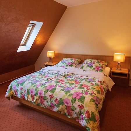 Haus Flora - Ferienwohnungen Кохем Экстерьер фото