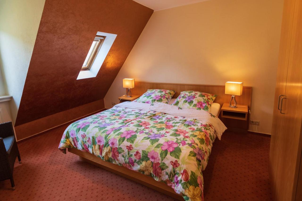 Haus Flora - Ferienwohnungen Кохем Экстерьер фото